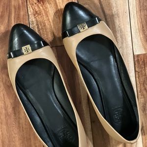 Tory Burch Flats in Tan with Black
